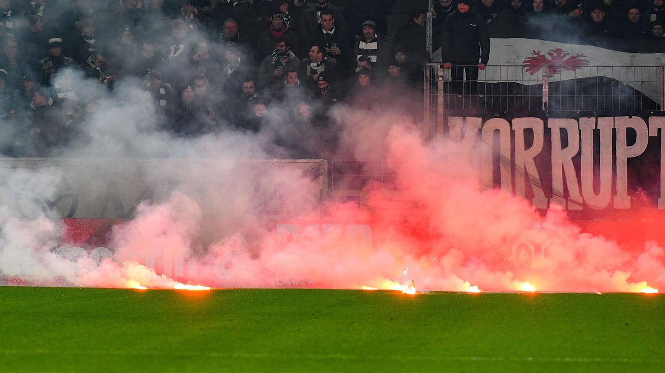 Frankfurter Anhänger warfen beim Spiel gegen Mainz Feuerwerkskörper auf den Rasen.