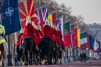 Flaggen der NATO und ihrer Mitgliedsstaaten an der Mall vor dem Buckingham Palace in London: Das Spitzentreffen dauert von Dienstag bis Mittwoch.
