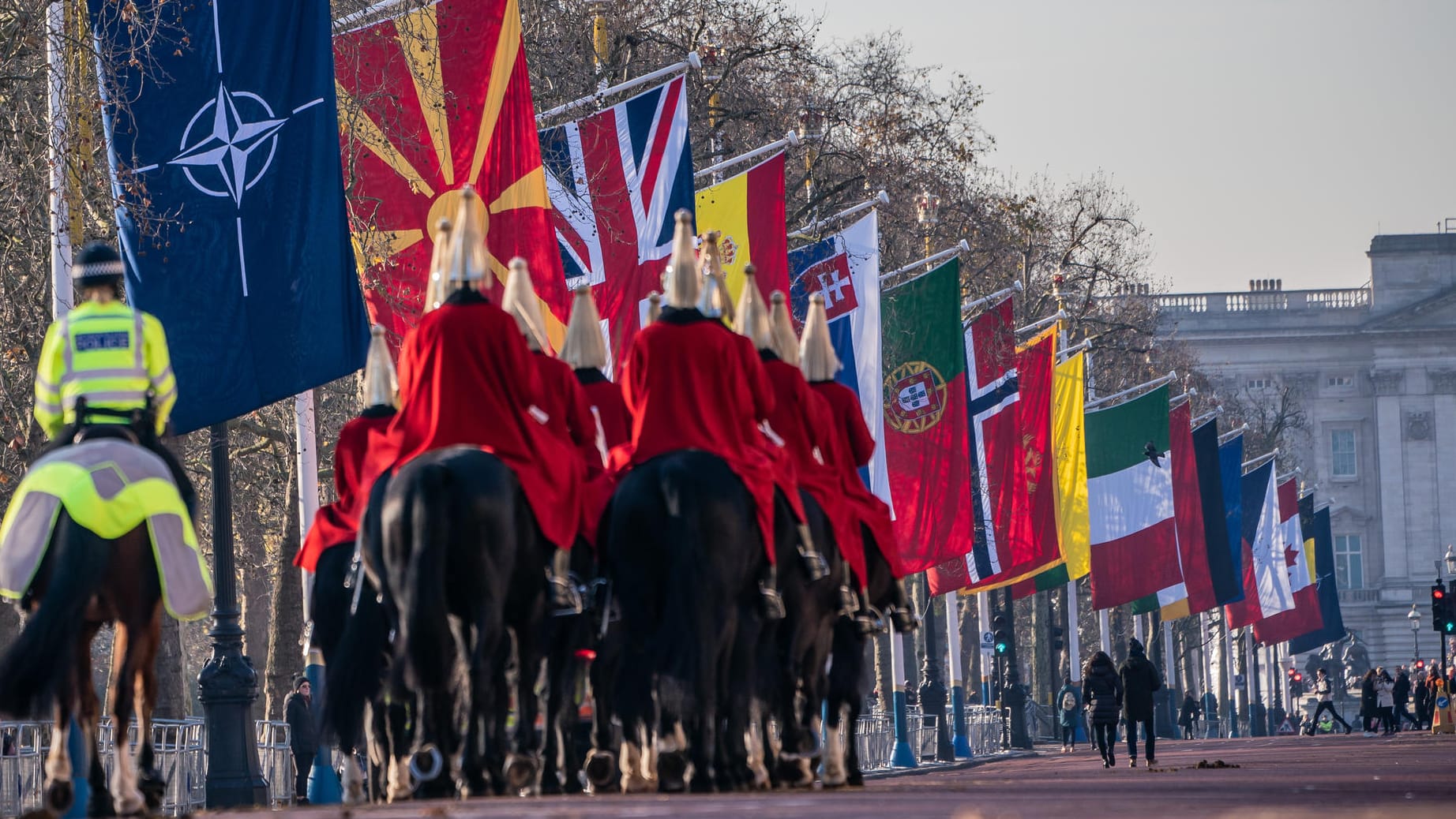 Flaggen der NATO und ihrer Mitgliedsstaaten an der Mall vor dem Buckingham Palace in London: Das Spitzentreffen dauert von Dienstag bis Mittwoch.