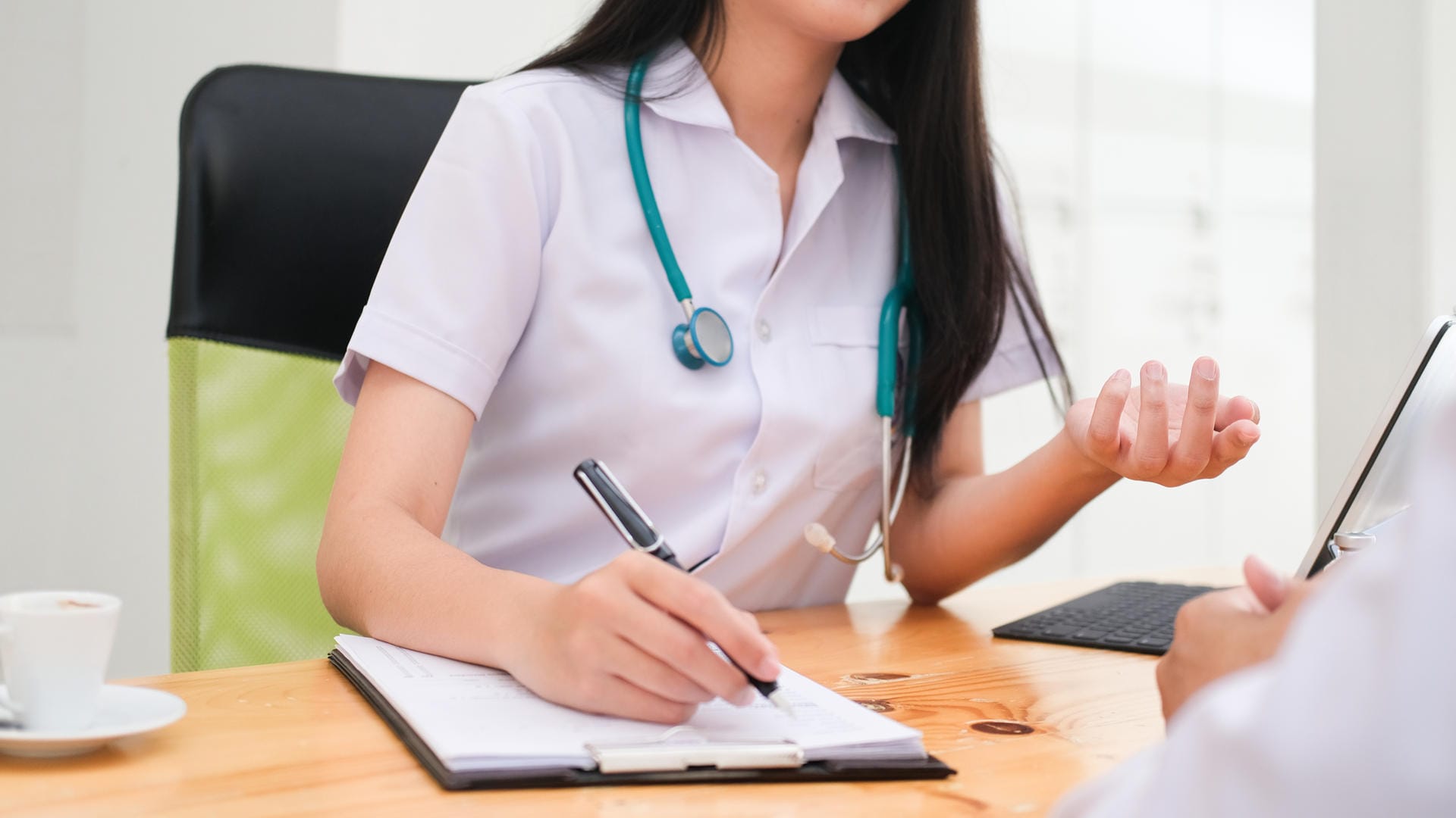 Eine Ärztin mit Stift in der Hand: Eine Hamburger Klinik soll Patientendaten an einen falschen Empfänger geschickt haben. Eine Ärztin mit Stift in der Hand: Eine Hamburger Klinik soll Patientendaten an einen falschen Empfänger geschickt haben.