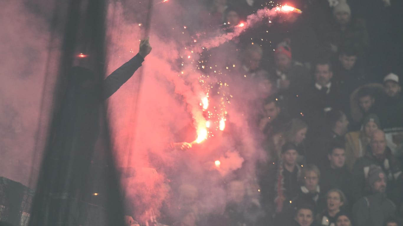 Fans zünden Pyrotechnik beim Spiel gegen Mainz: Der Eintracht-Frankfurt-Boss hat sich dazu geäußert.