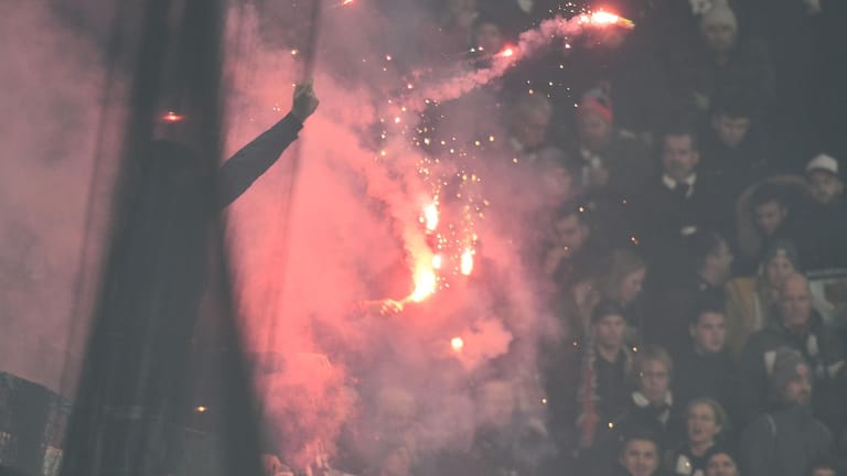 Fans zünden Pyrotechnik beim Spiel gegen Mainz: Der Eintracht-Frankfurt-Boss hat sich dazu geäußert.