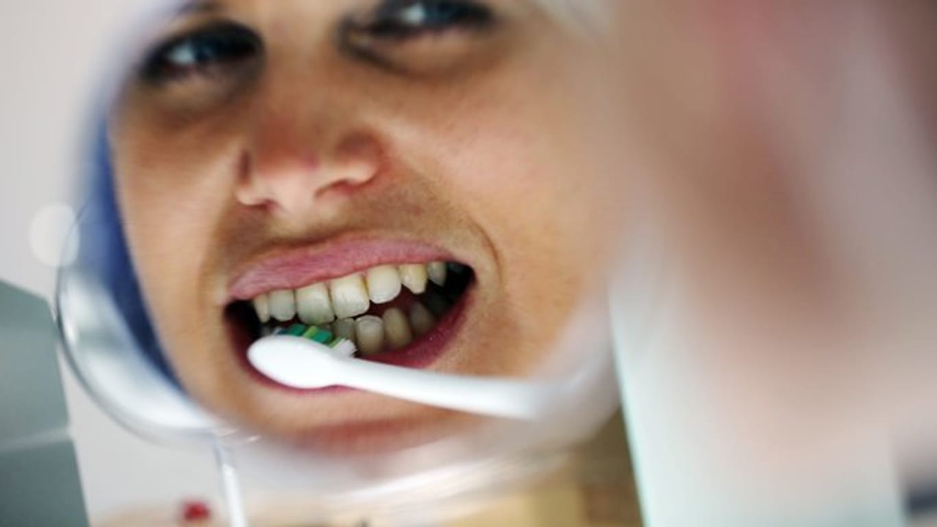 Elektrische Zahnbürsten können laut einer Studie besonders gut vor angehender Parodontitis und Zahnausfall schützen.
