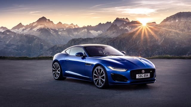 Sportlicher Brite mit frischer Front: Der bis zu 300 km/h schnelle Jaguar F-Type startet weiterhin als Cabrio und Coupé (Bild). Sportlicher Brite mit frischer Front: Der bis zu 300 km/h schnelle Jaguar F-Type startet weiterhin als Cabrio und Coupé (Bild).