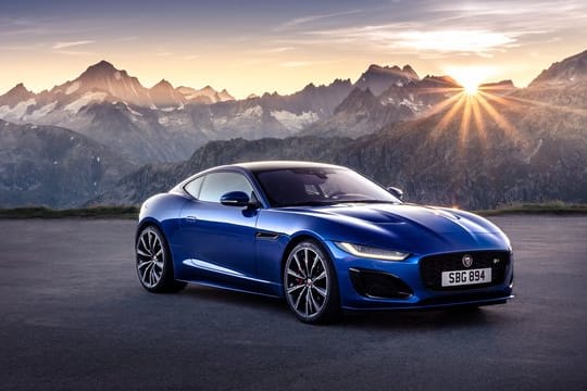Sportlicher Brite mit frischer Front: Der bis zu 300 km/h schnelle Jaguar F-Type startet weiterhin als Cabrio und Coupé (Bild).