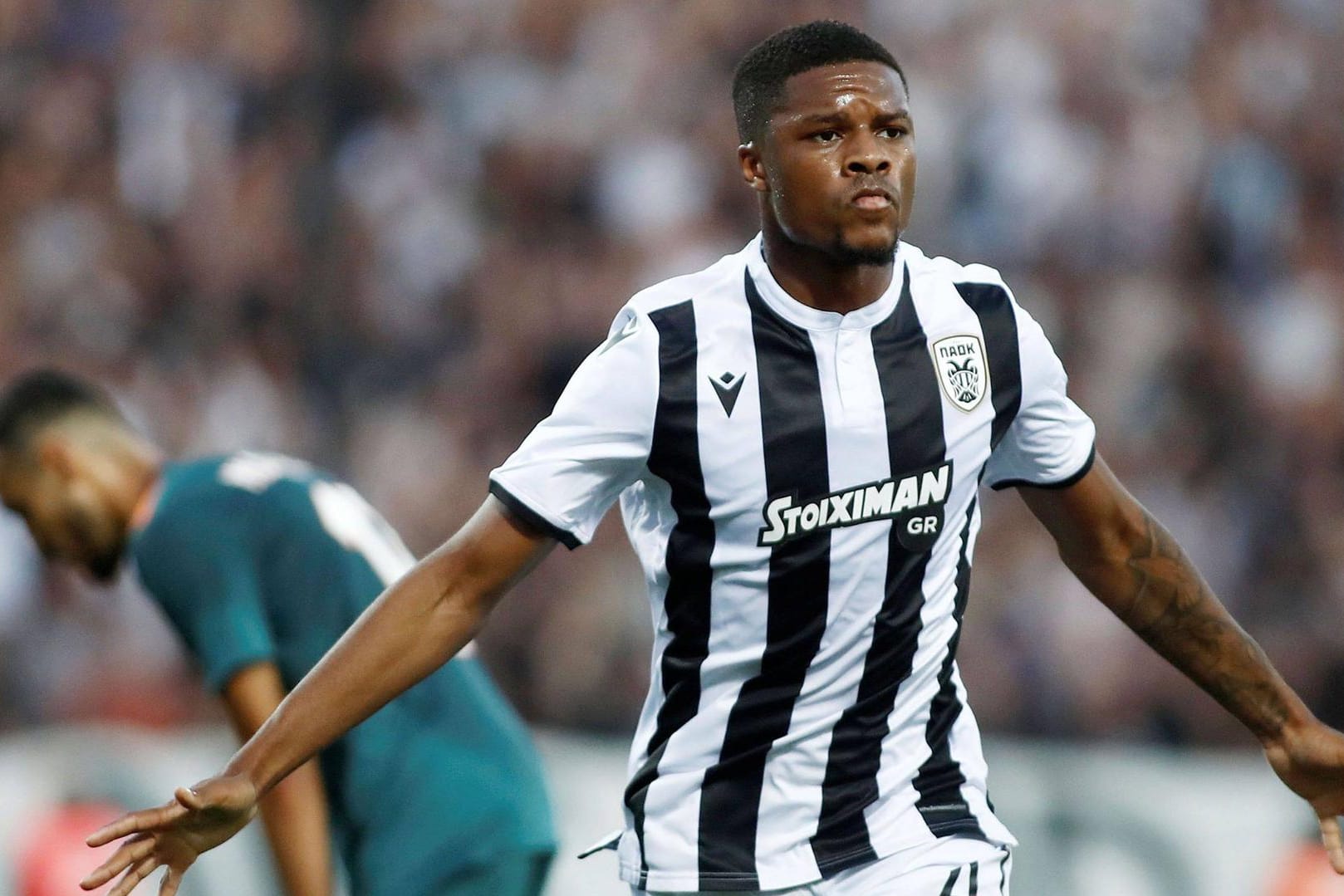 Chuba Akpom bei einem Spiel für PAOK Saloniki: Gerüchte, wonach er nach Köln wechseln könnte, sind aufgekommen.