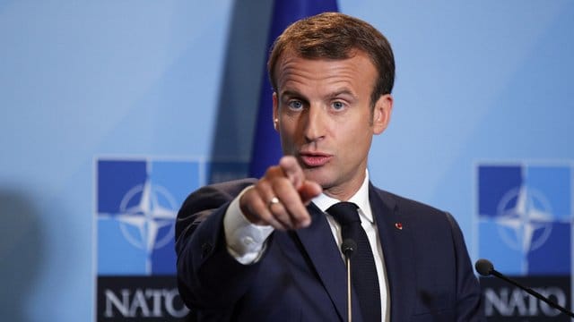 Frankreichs Präsident Emmanuel Macron hat mit seiner "Hirntod"-Aussage und seinen Forderungen für viel Wirbel vor dem Nato-Gipfel in London gesorgt. Frankreichs Präsident Emmanuel Macron hat mit seiner "Hirntod"-Aussage und seinen Forderungen für viel Wirbel vor dem Nato-Gipfel in London gesorgt.
