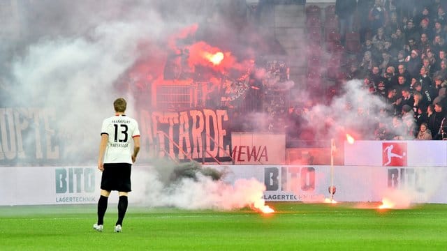 Randale einer kleinen Eintrach-Fan-Gruppe bringen den Club zunehmend in Misskredit. Randale einer kleinen Eintrach-Fan-Gruppe bringen den Club zunehmend in Misskredit.