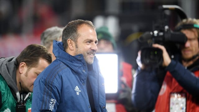 Hansi Flick geht mit seiner Situation als Trainer des FC Bayern München weiter entspannt um. Hansi Flick geht mit seiner Situation als Trainer des FC Bayern München weiter entspannt um.