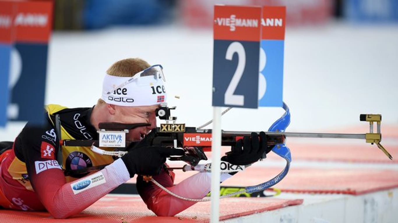 Norwegens Biathlon-Star Johannes Thingnes Bö beim Schießen.
