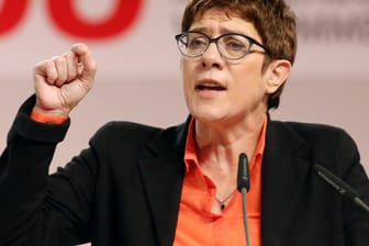CDU-Chefin Annegret Kramp-Karrenbauer: "Eine Linksverschiebung der SPD kann auf keinen Fall eine Linksverschiebung der Koalition bedeuten".