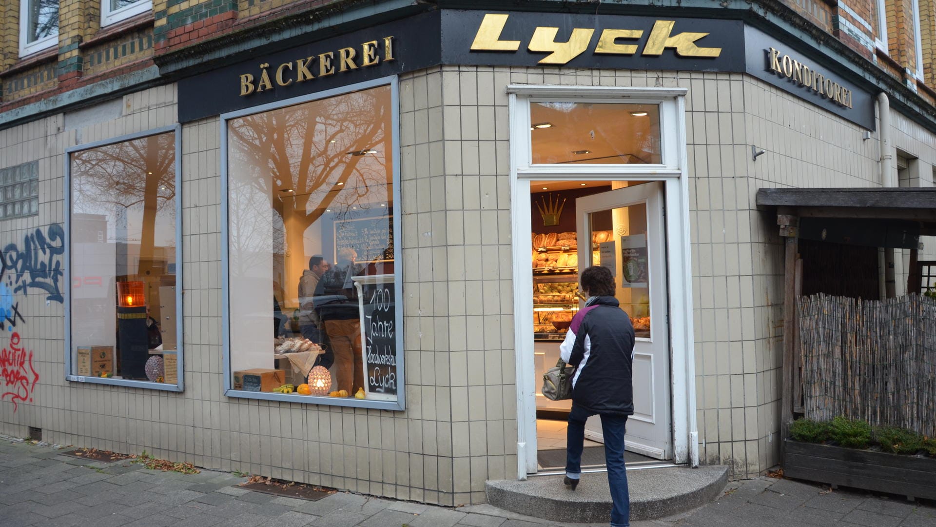 Eine Kundin betritt eine Bäckerei: Damit das Bechersystem erfolgreich ist, müssen Kunden mitmachen.