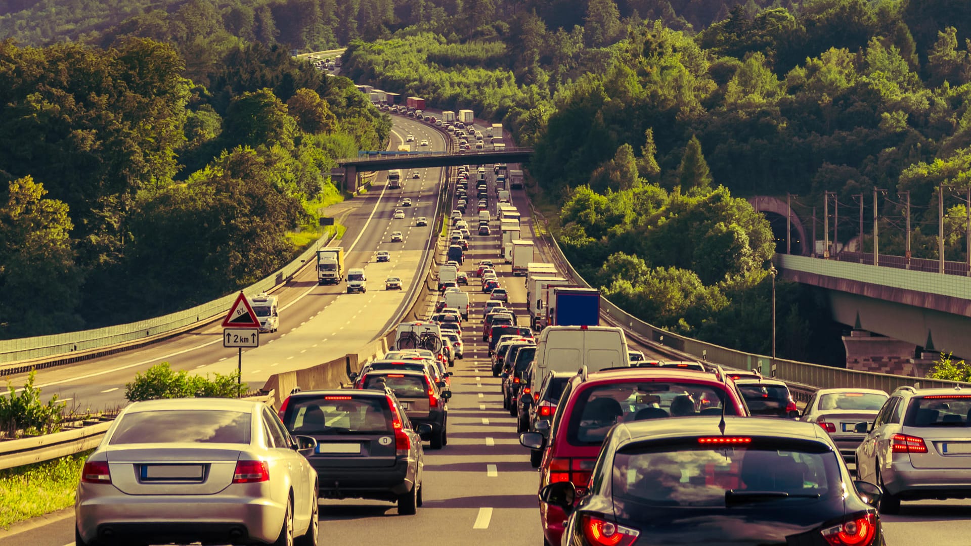 Autos stehen auf der Autobahn im Stau