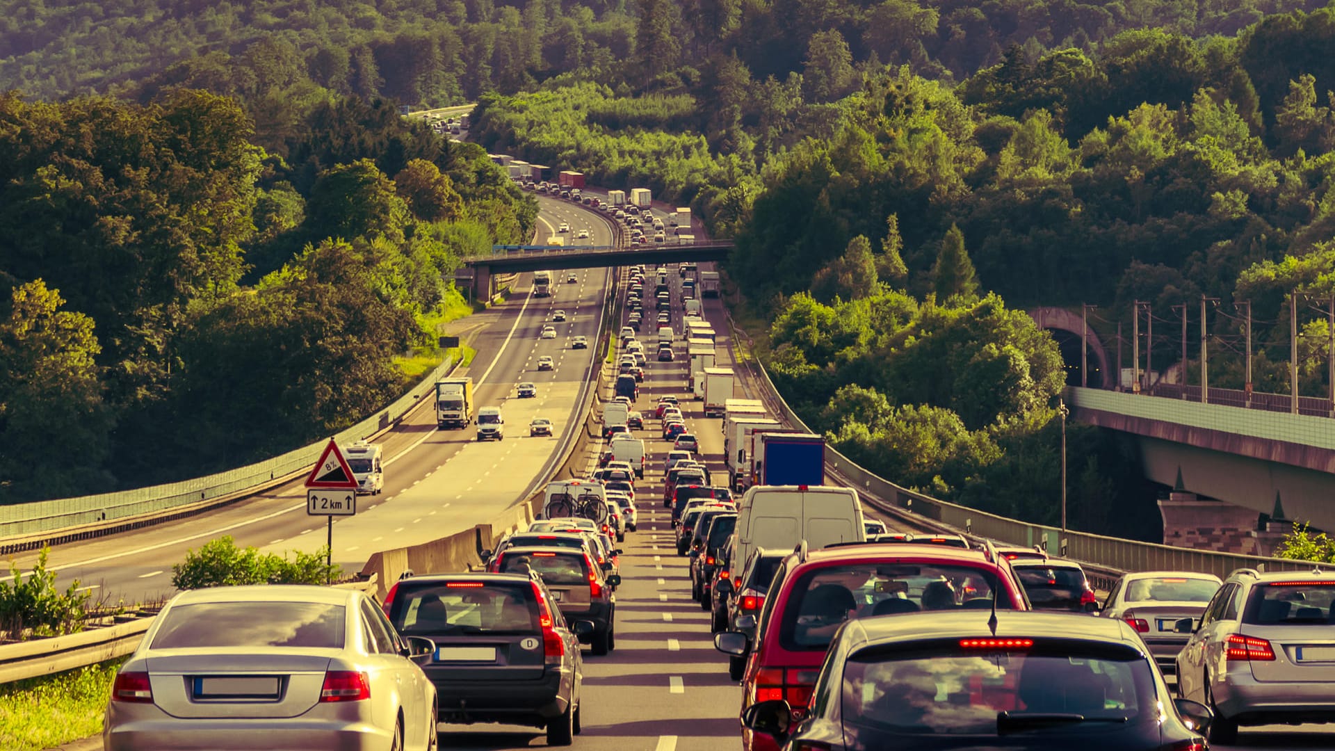 Autos stehen auf der Autobahn im Stau