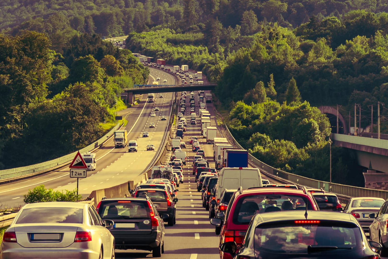 Autos stehen auf der Autobahn im Stau