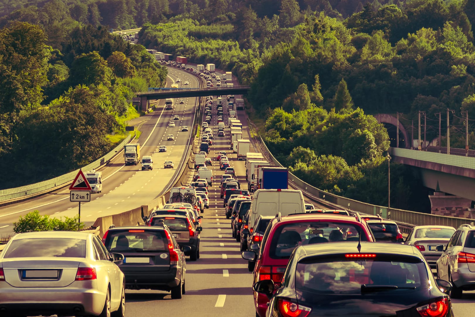 Autos stehen auf der Autobahn im Stau