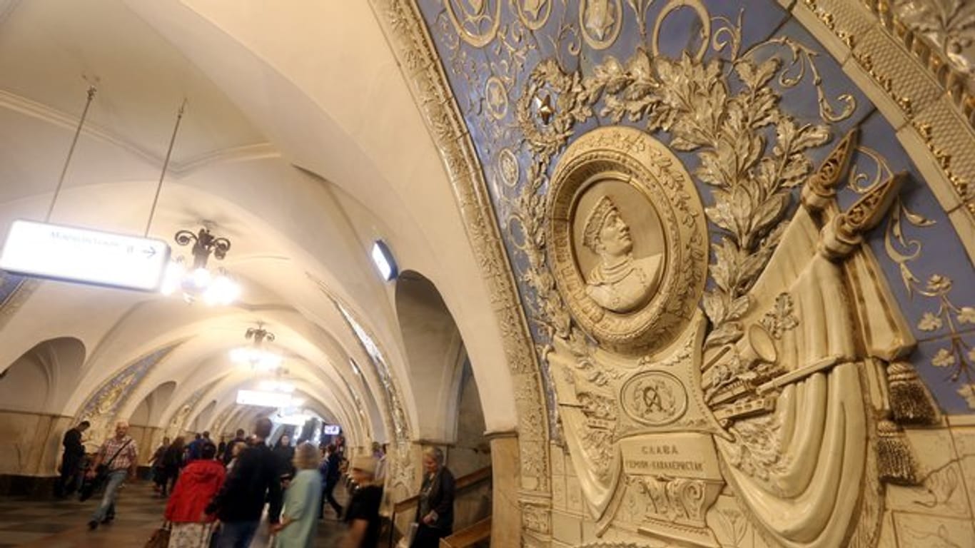 In der Moskauer Metro gibt es viel Kunst zu entdecken.