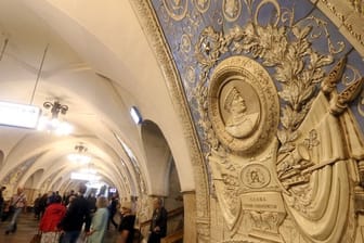 In der Moskauer Metro gibt es viel Kunst zu entdecken.