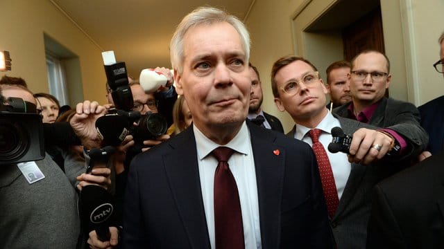 Antti Rinne tritt nach nur sechs Monaten als Ministerpräsident von Finnland zurück. Antti Rinne tritt nach nur sechs Monaten als Ministerpräsident von Finnland zurück.