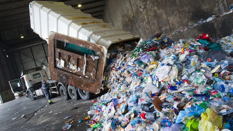 Mülldeponie auf Mallorca: Auf der Urlauberinsel kommt man mit dem Recycling nicht hinterher.