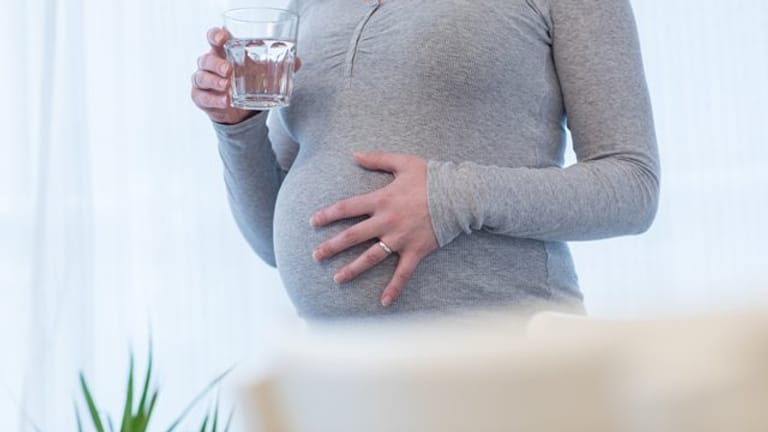 Am besten jede Stunde ein Glas: Viel Flüssigkeit ist gerade für Schwangere wichtig.