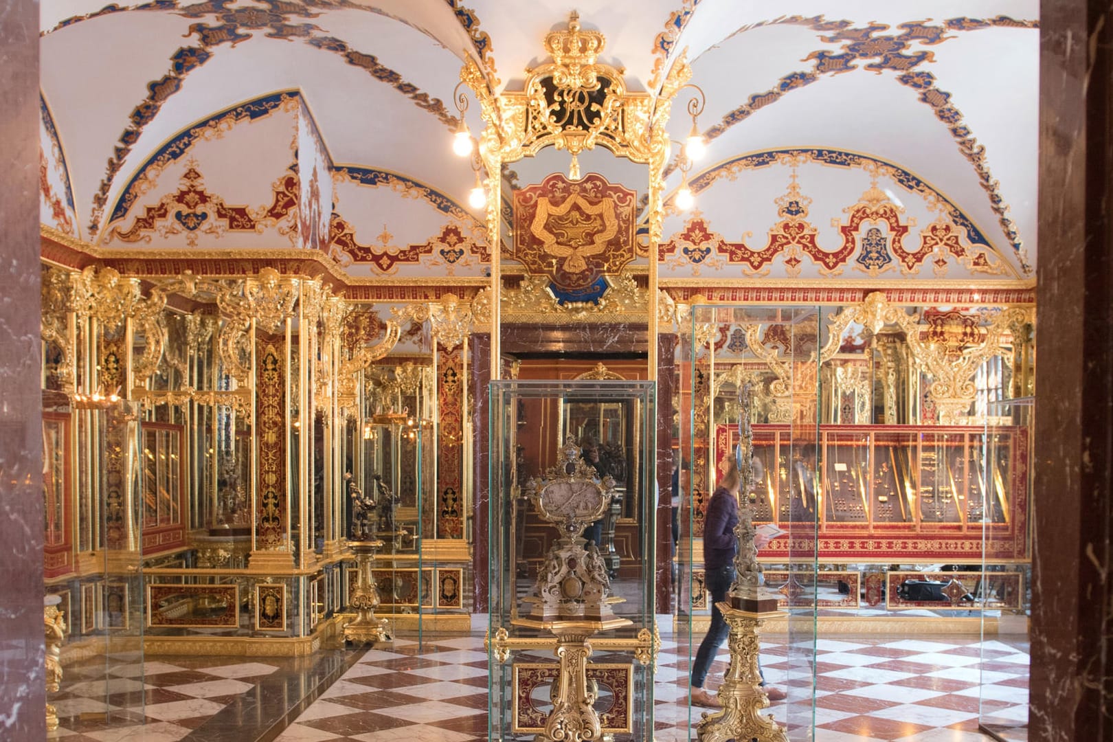 Das Juwelenzimmer im Grünen Gewölbe: Genau eine Woche nach der Tat stellten die Ermittler am Montag die Tat im Dresdner Schloss nach (Archivbild).