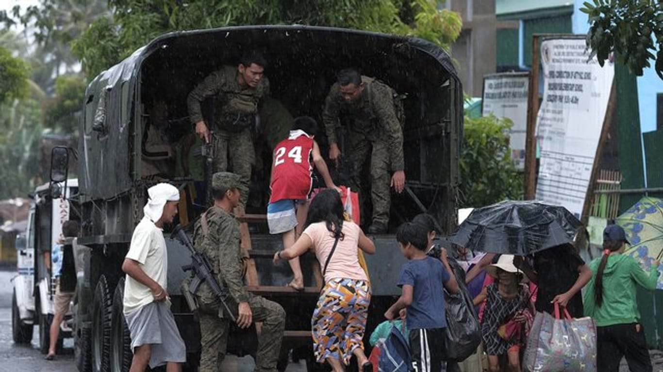 Einwohner von Legazpi werden in Sicherheit gebracht: Hunderttausende Menschen mussten auf den Philippinen aus Angst vor Überschwemmungen und Erdrutschen ihre Häuser verlassen.