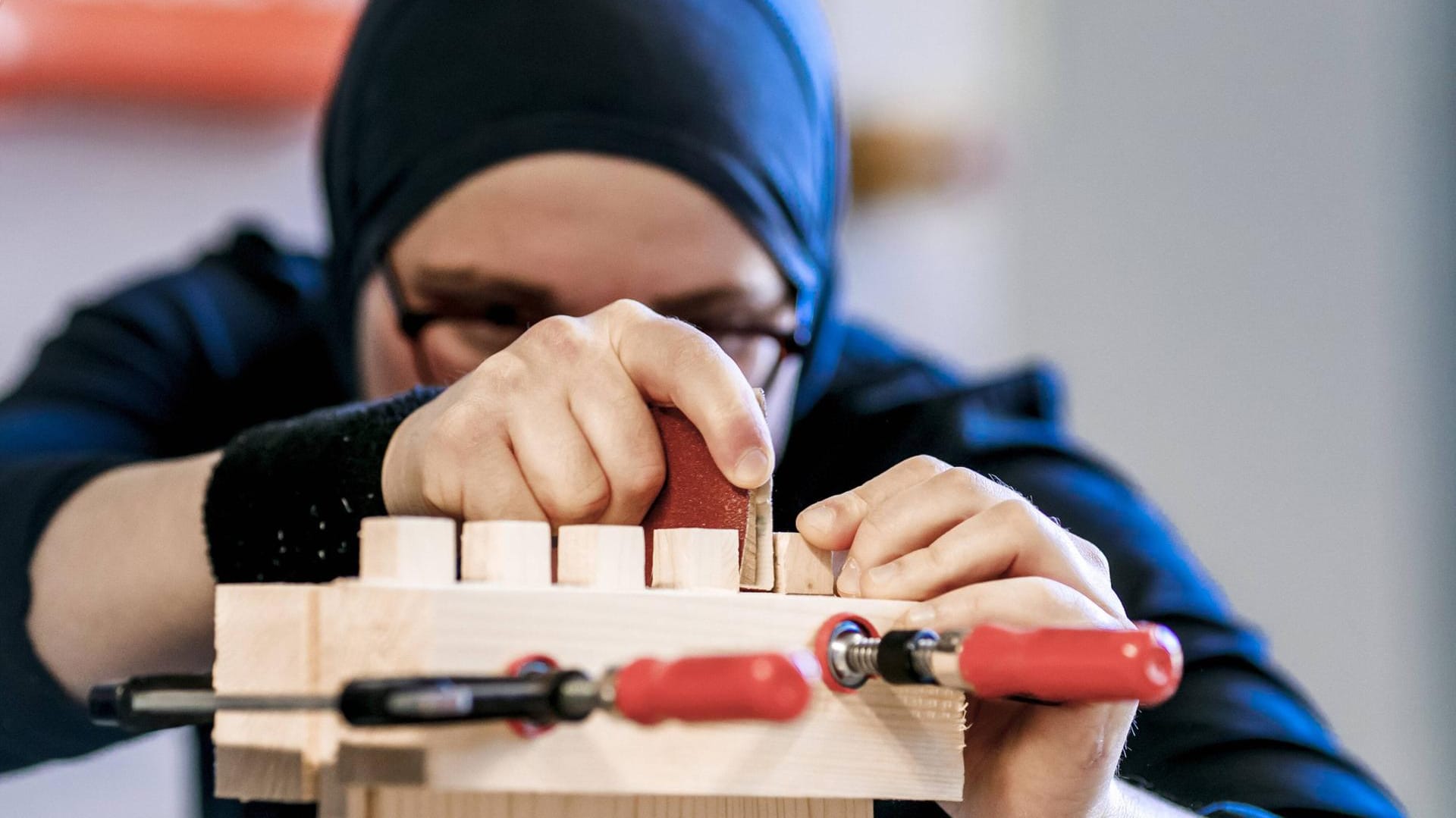 Geflüchtete Frau in einer Übungswerkstatt in Berlin: Frauen mit Migrationsgeschichte haben es auf dem Arbeitsmarkt häufig schwerer als Männer. (Symbolfoto)