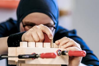 Geflüchtete Frau in einer Übungswerkstatt in Berlin: Frauen mit Migrationsgeschichte haben es auf dem Arbeitsmarkt häufig schwerer als Männer. (Symbolfoto)