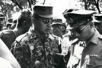 General Suharto (links) im Kreise seiner Generäle: 1965 greift er in Indonesien nach der Macht. Es folgt ein Blutbad. BND-Dokumente weisen auf deutsche Unterstützung hin.