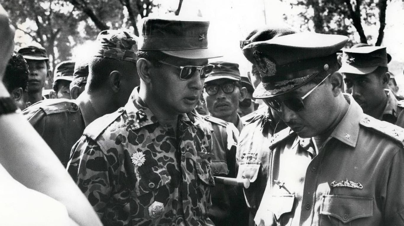 General Suharto (links) im Kreise seiner Generäle: 1965 greift er in Indonesien nach der Macht. Es folgt ein Blutbad. BND-Dokumente weisen auf deutsche Unterstützung hin.