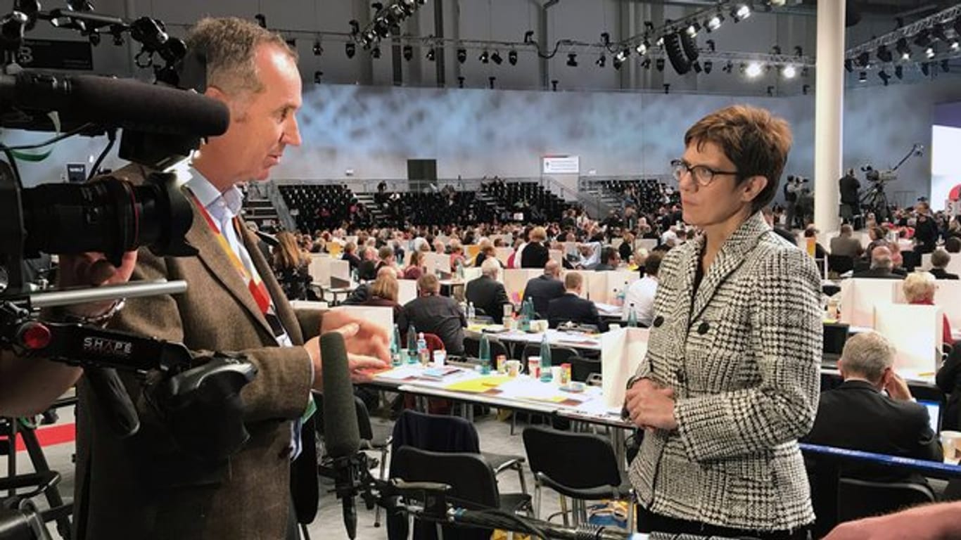 Autor Stephan Lamby mit Annegret Kramp-Karrenbauer bei der Wahl des CDU-Vorsitzes auf dem CDU-Parteitag in Hamburg.