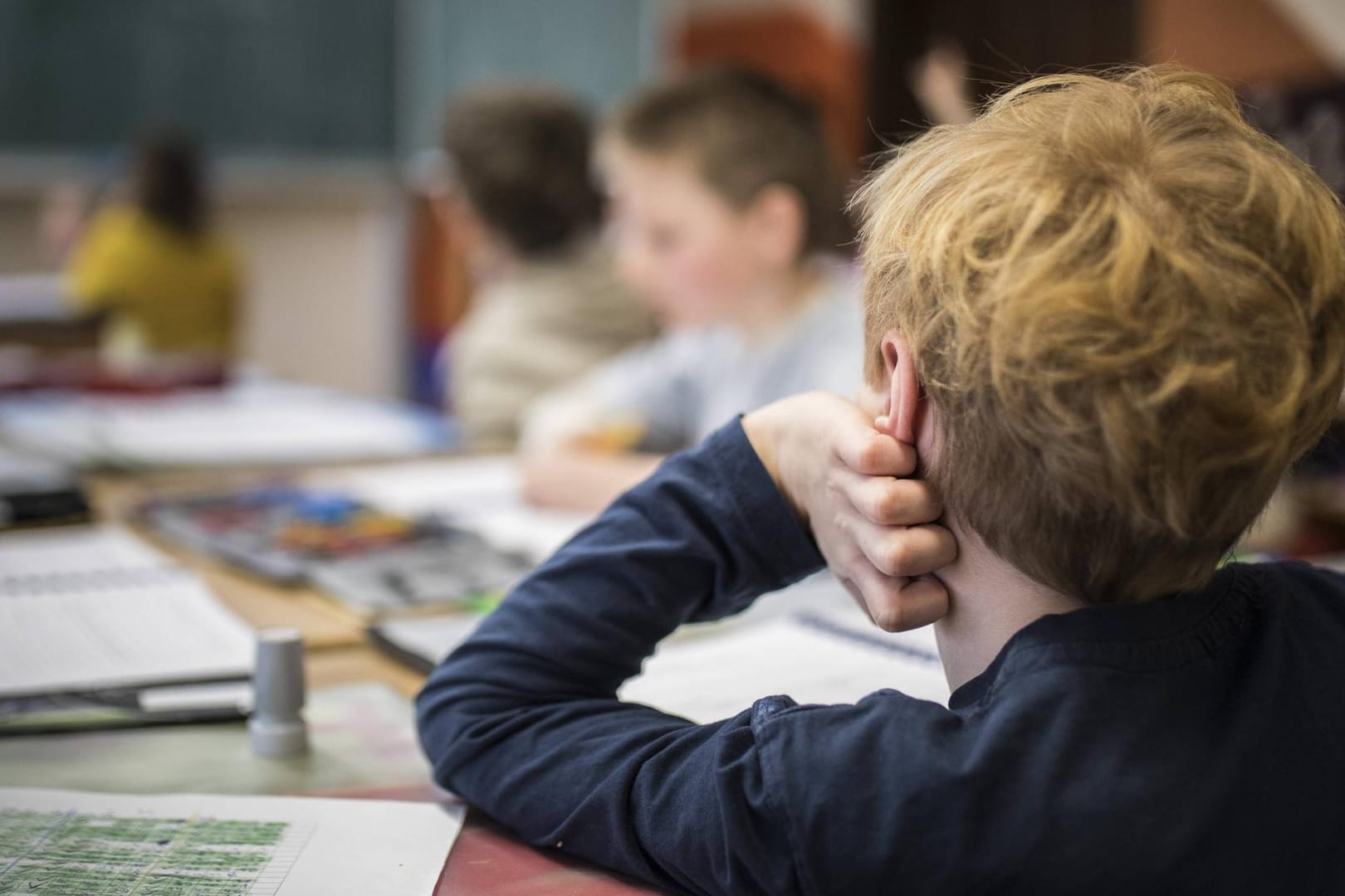 Schüler im Unterricht: Der Präsident des Deutschen Lehrerverbandes sieht vor allem Probleme im Lehrermangel und der sprachlichen Förderung von Schülern.