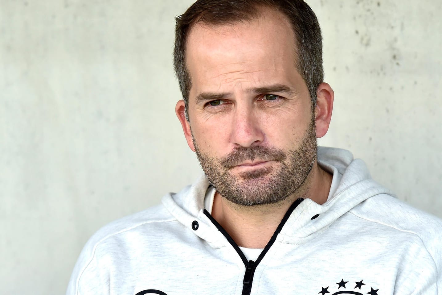 Manuel Baum: Der U20-Trainer kritisiert das Scoutingsystem in Deutschland.