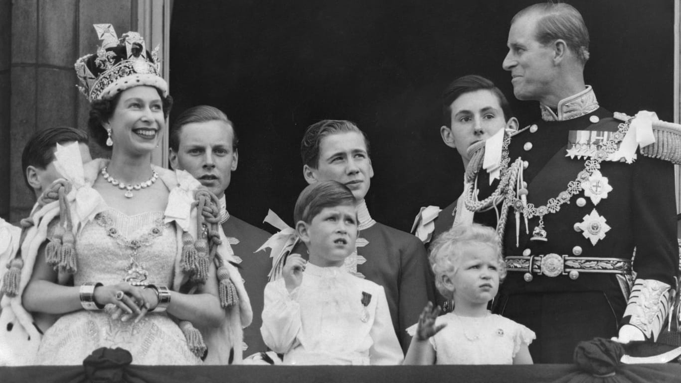 Queen Elizabeth (l.) am 2. Juni 1953, dem Tag ihrer Krönung, auf dem Balkon des Buckingham-Palastes: Vorne rechts neben ihr steht ihr ältester Sohn Charles.
