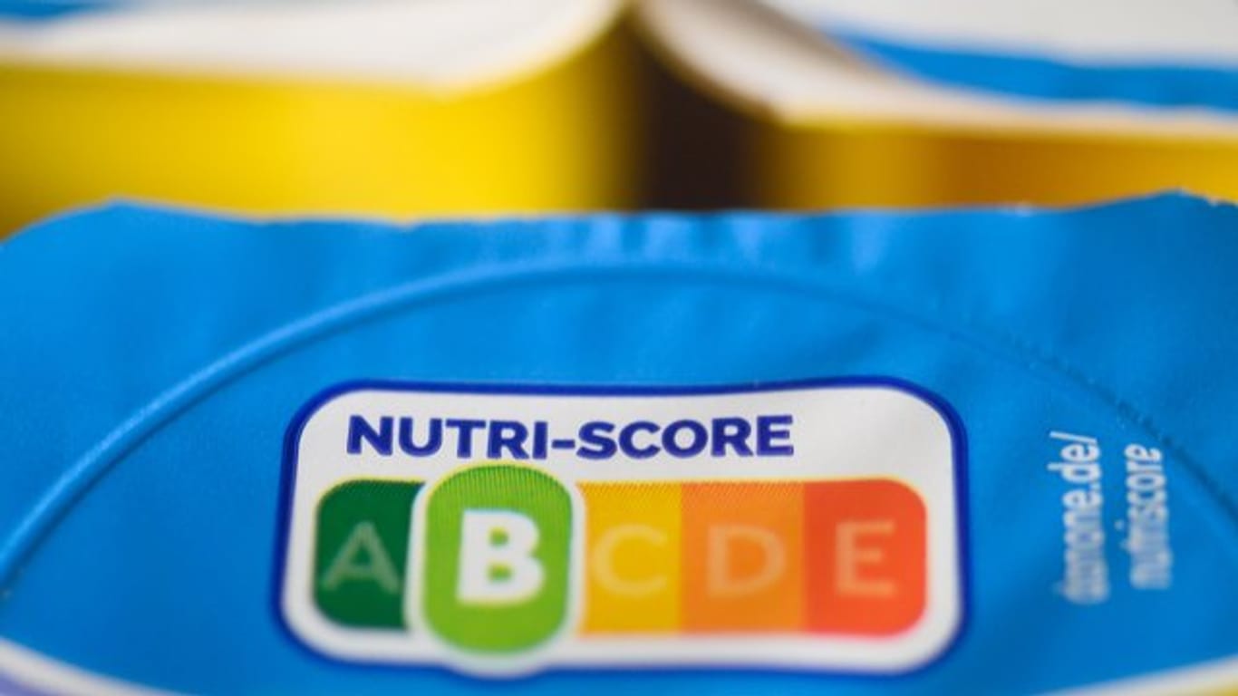 Auf einer Packung Joghurt ist der sogenannte "Nutri-Score" zu sehen.