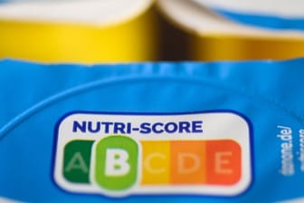 Auf einer Packung Joghurt ist der sogenannte "Nutri-Score" zu sehen.