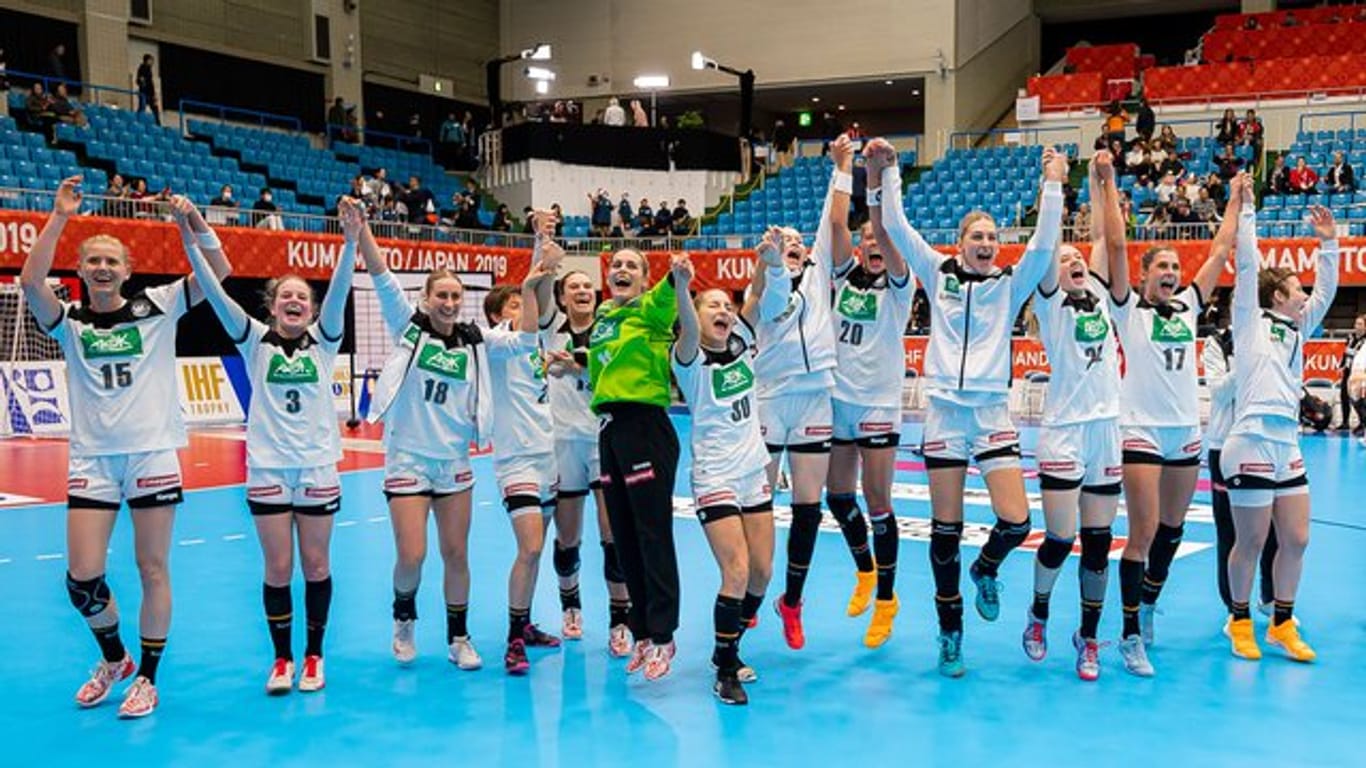 Die deutschen Handballerinnen feiern den Sieg gegen Dänemark.