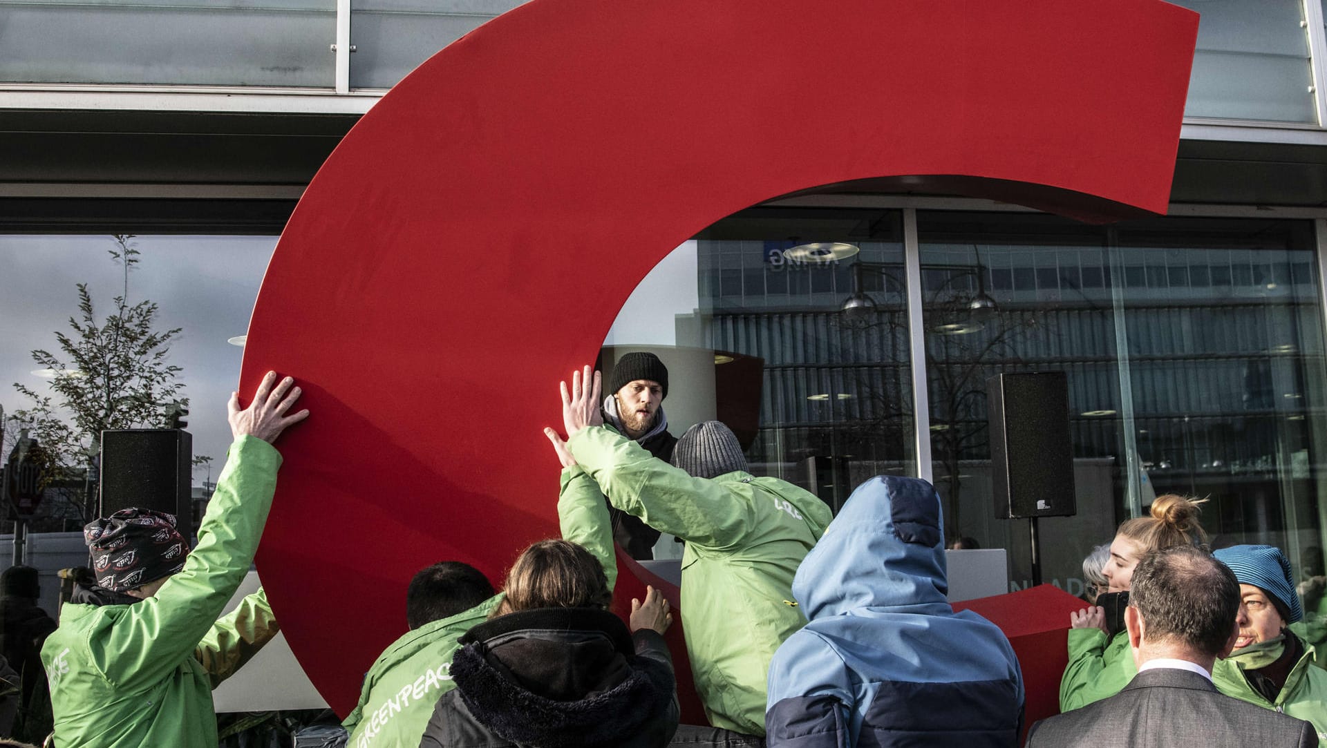 Greenpeace-Aktivisten bringen das C züruck: Im November hat die Aktivisten den Buchstaben abmontiert und das verbleibende "DU" um das Banner "sollst das Klima schützen" ergänzt.