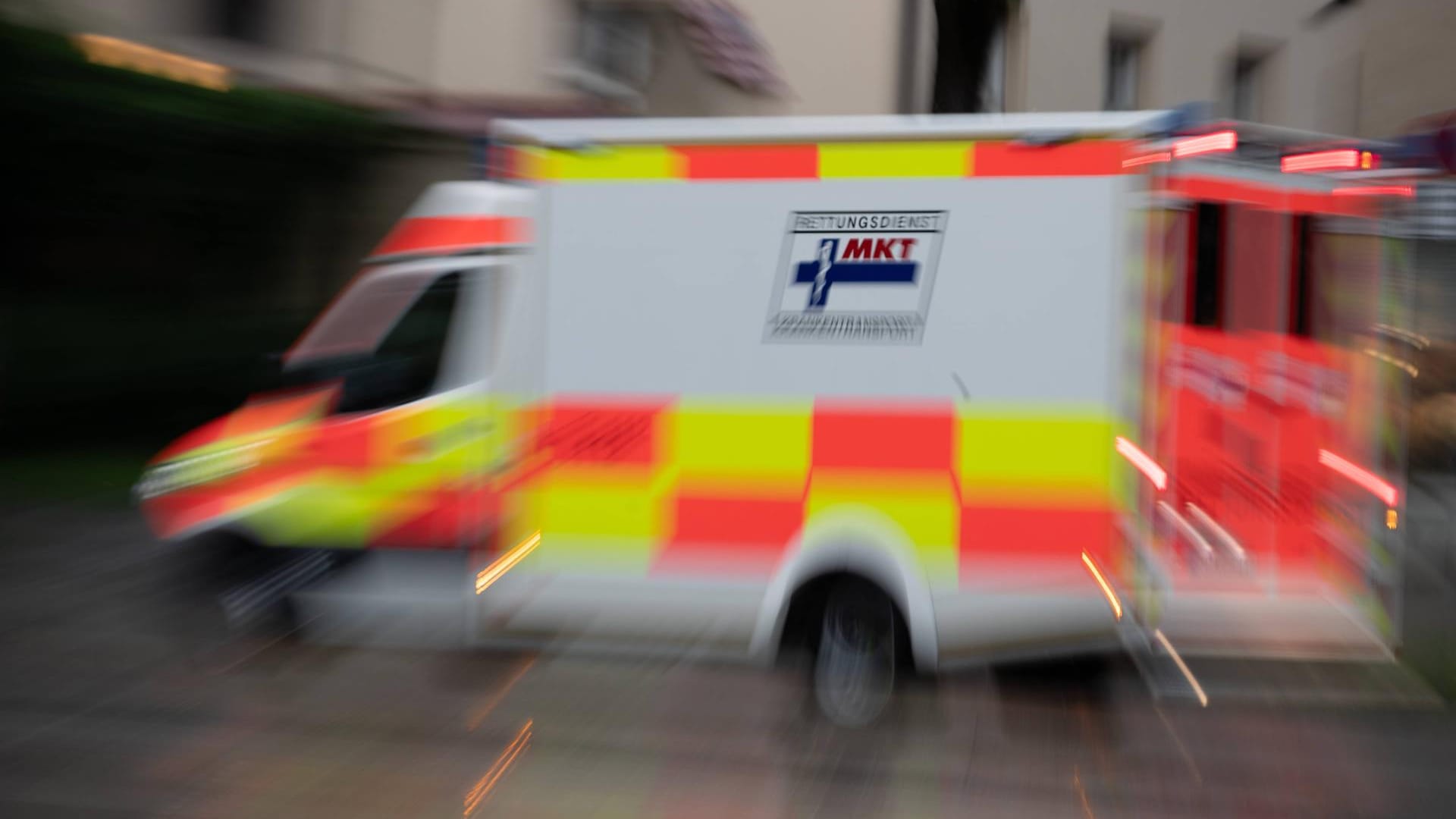 Krankenwagen auf Einsatzfahrt: Das 17 Jahre alte Opfer wurde mit einer tiefen Schnittwunde im Bauchbereich ins Krankenhaus gebracht. (Symbolfoto)