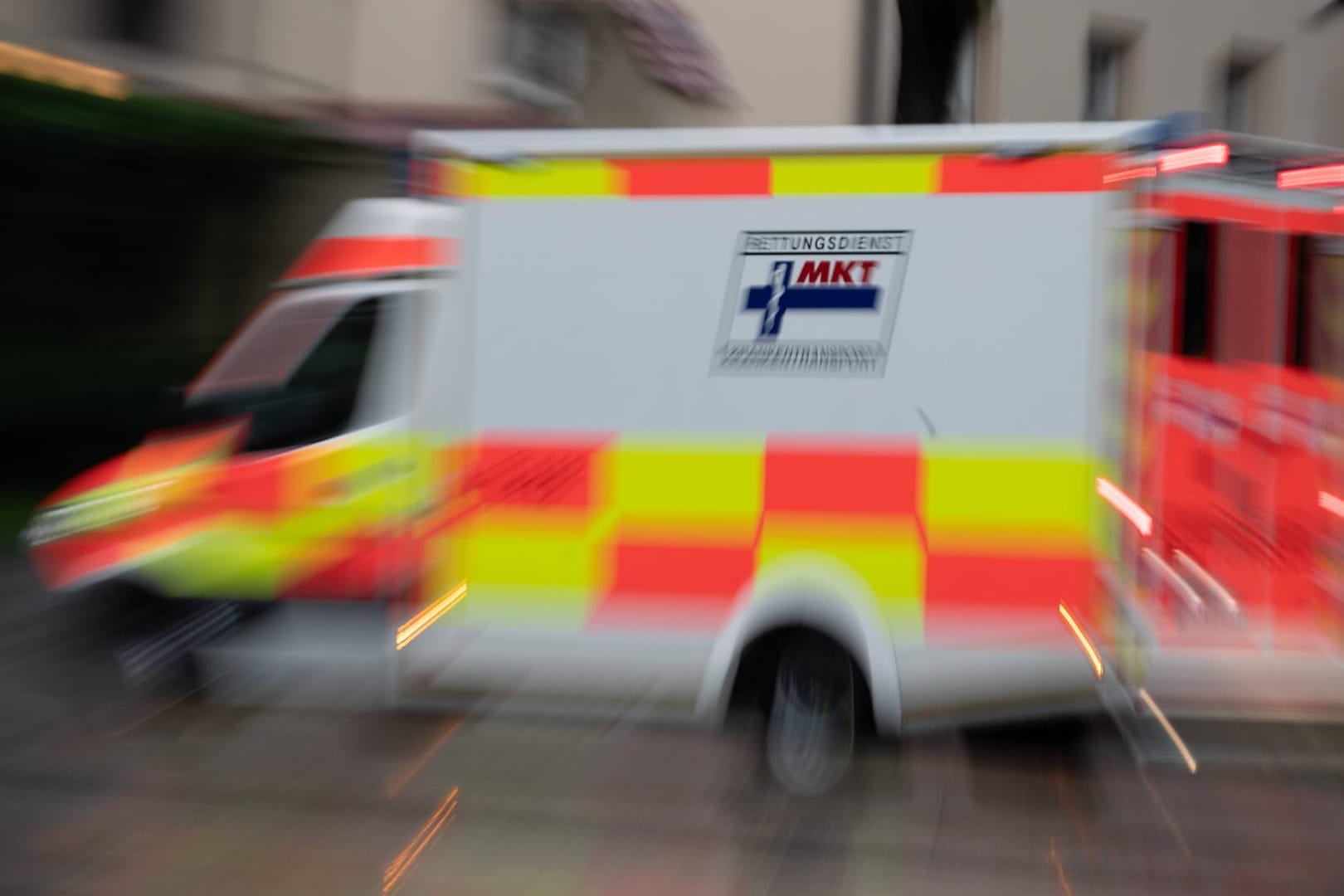 Krankenwagen auf Einsatzfahrt: Das 17 Jahre alte Opfer wurde mit einer tiefen Schnittwunde im Bauchbereich ins Krankenhaus gebracht. (Symbolfoto)