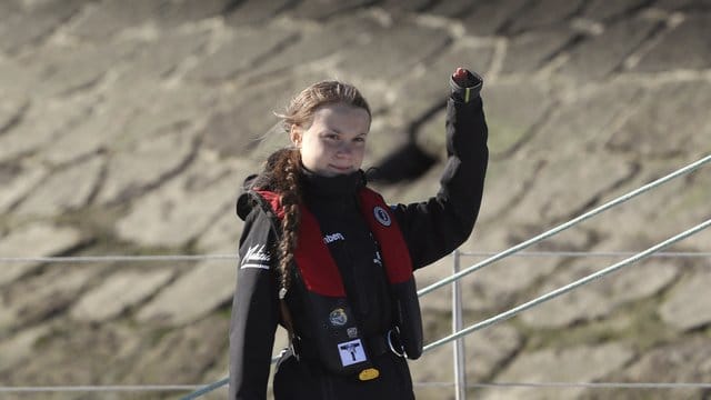 Greta Thunberg trifft auf dem Katamaran "La Vagabonde" in Lissabon ein.