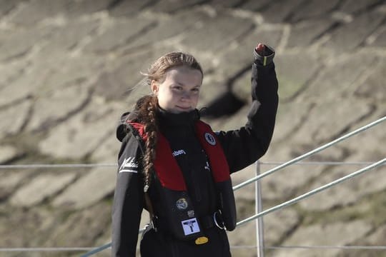 Greta Thunberg trifft auf dem Katamaran "La Vagabonde" in Lissabon ein.