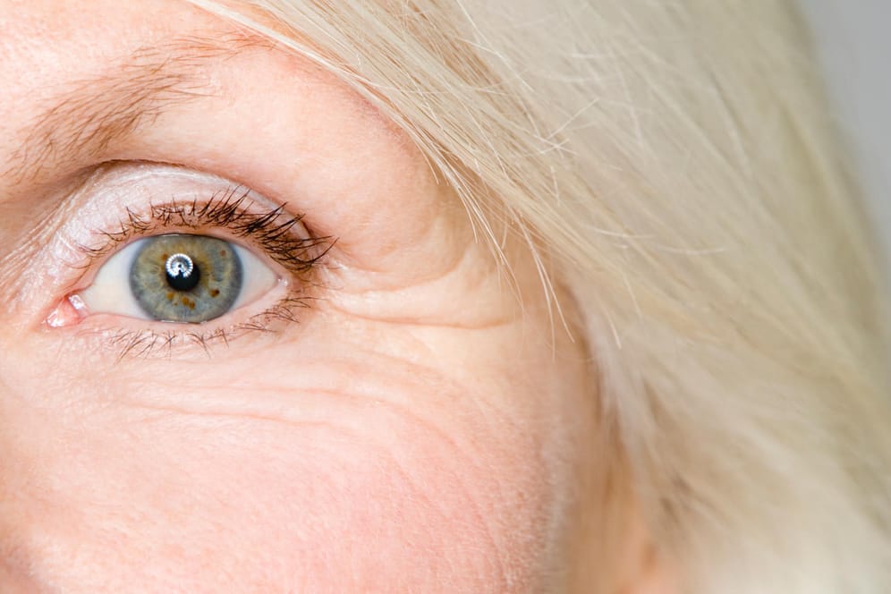 Auge einer älteren Frau: Viele Augenkonturprodukte können die Zellerneuerung anregen.