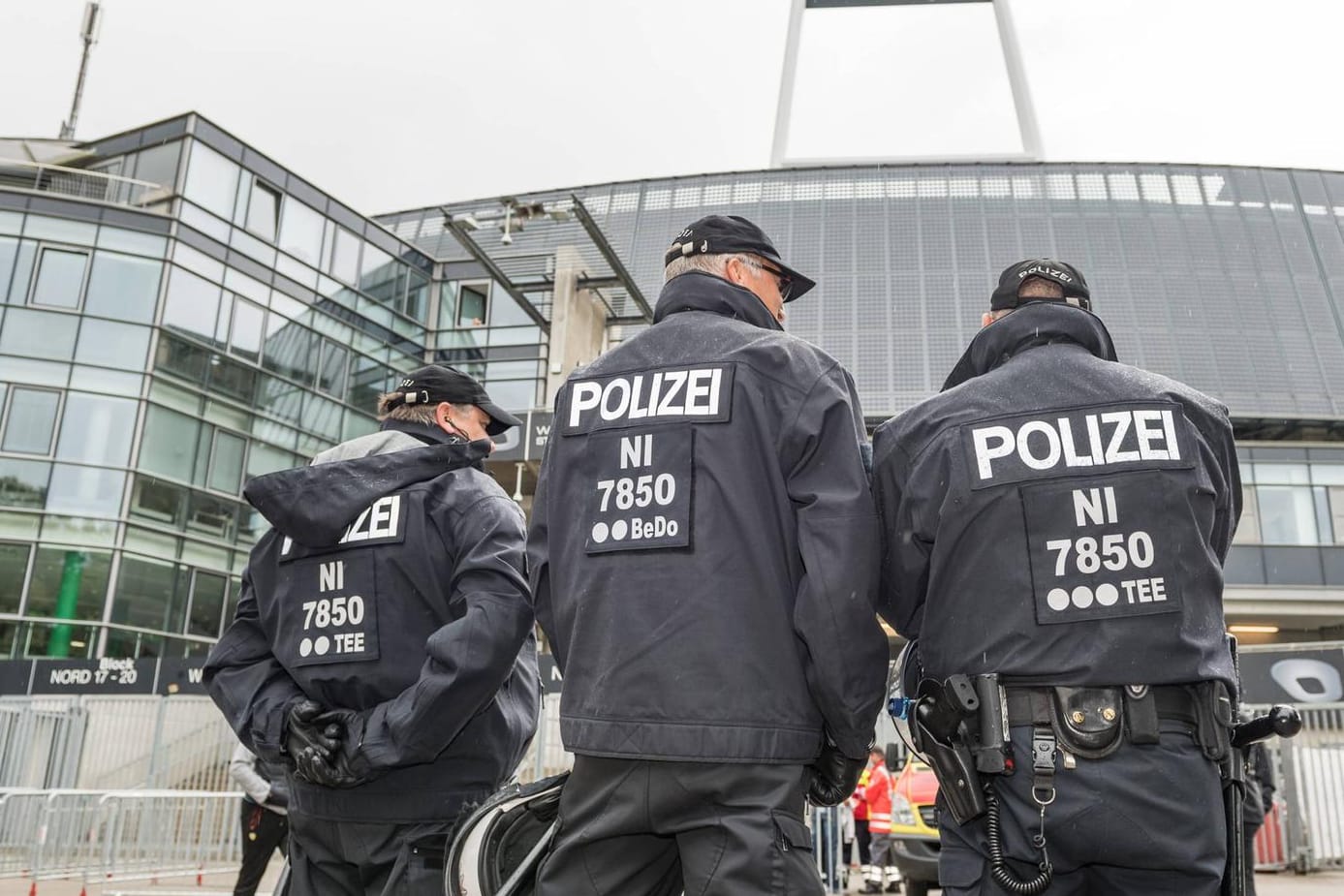 Polizeikräfte stehen vor dem Bremer Weserstadion.