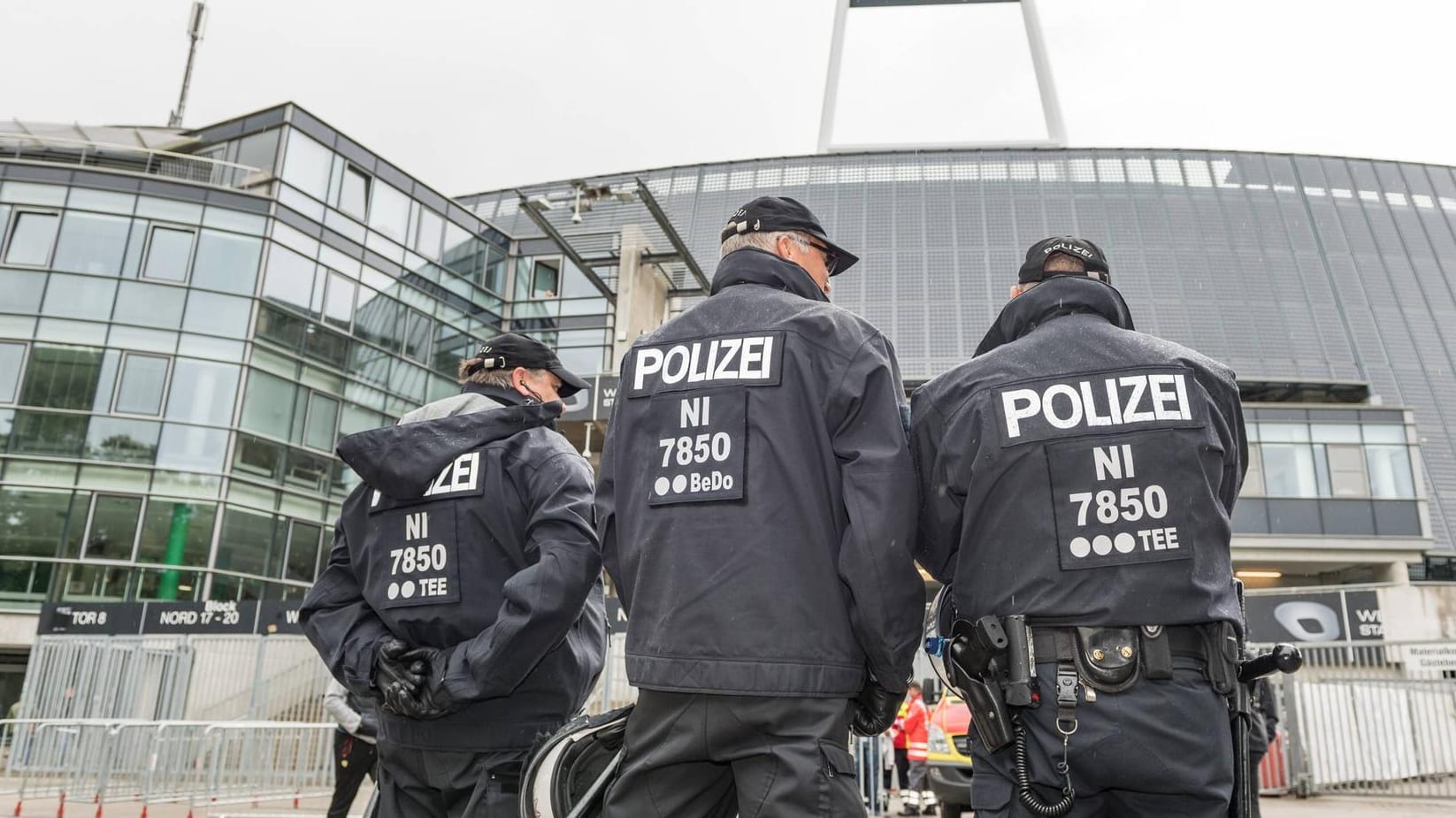 Polizeikräfte stehen vor dem Bremer Weserstadion.