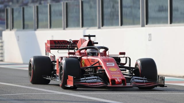 Sebastian Vettel rast in seinem Ferrari über die Strecke.