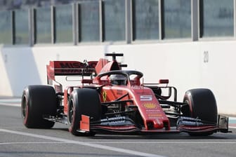 Sebastian Vettel rast in seinem Ferrari über die Strecke.