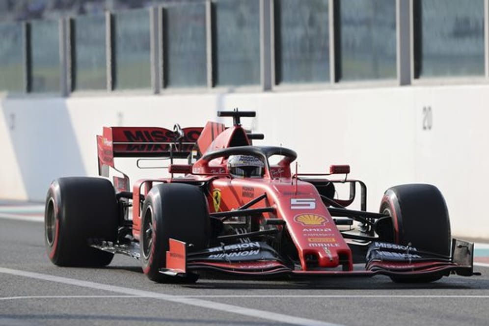 Sebastian Vettel rast in seinem Ferrari über die Strecke.