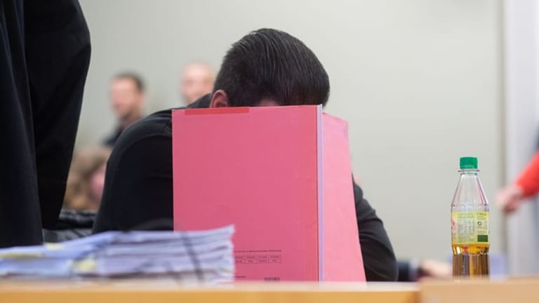 Ein Angeklagter sitzt im Gerichtsaal: Mehrere Kriminelle wurden in Hannover schuldig gesprochen.